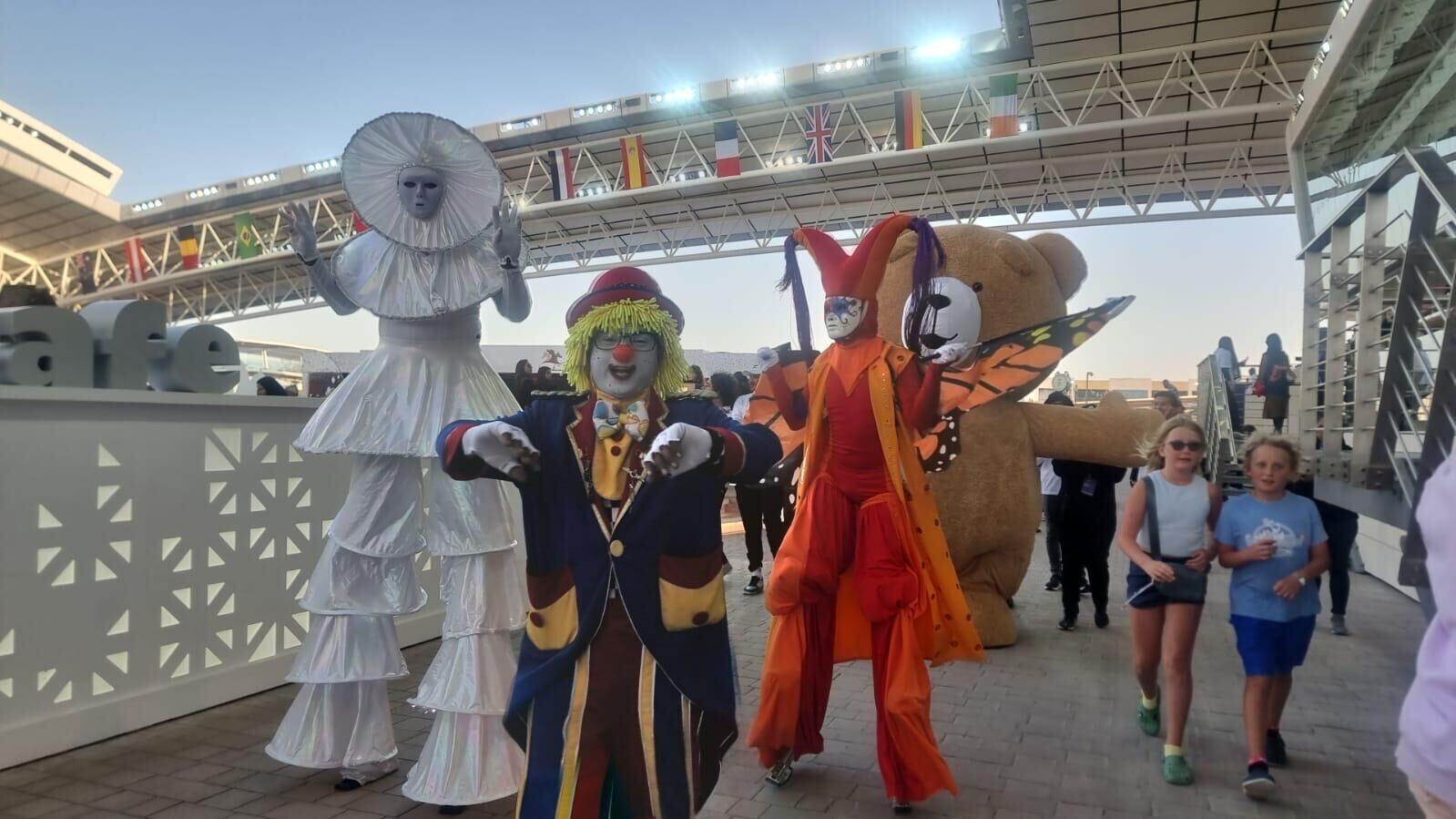 Roaming Stilt Walkers1